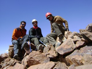 Los tres en el punto más alto que alcanzamos en este cerro (5.060 msnm)