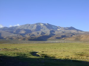 Volcán Isluga (5.530 msnm) y a sus pies el pequeño poblado de Enquelga