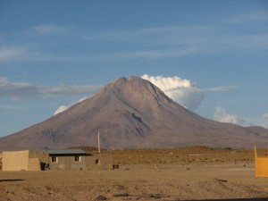 Cerro Cariquima o Mama Wanapa (5.365 msnm) visto desde Colchane